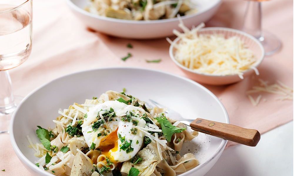 Cremige Pasta mit pochiertem Ei, Sardellen und gegrillten Artischockenherzen