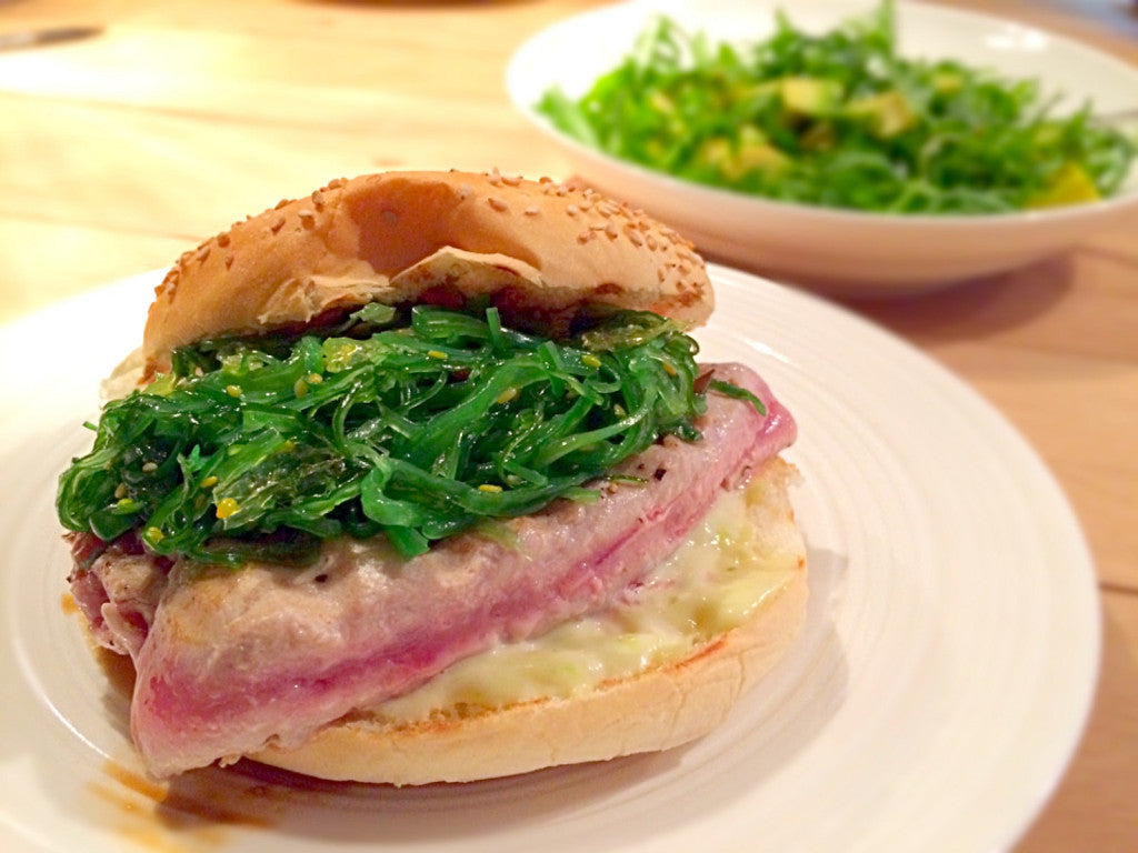 Schneller gegrillter Thunfisch-Burger mit Wasabi-Mayo und Wakame