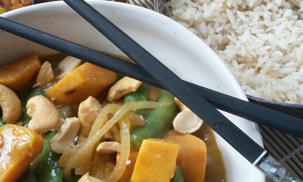 Ein cremiges thailändisches Curry mit knackigem Gemüse und einem Hauch Erdnussbutter