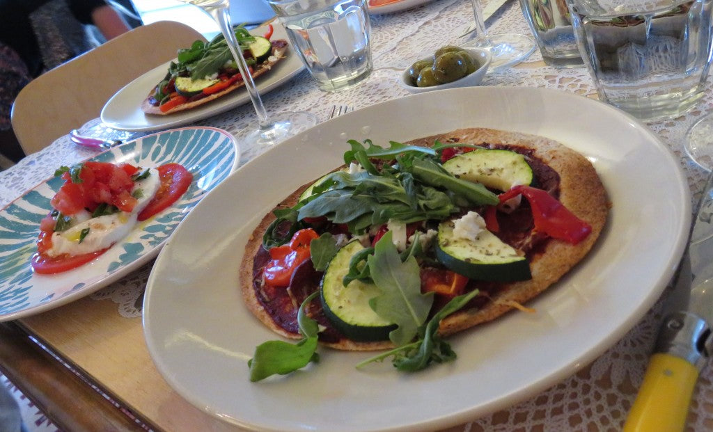 Knusprige Mini‑Pizzas aus Tortilla mit frischem Gemüse und Feta