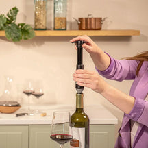 Vacu Vin Weinpumpe - mit 2 Weinverschlüssen - Weinretter - Schwarz