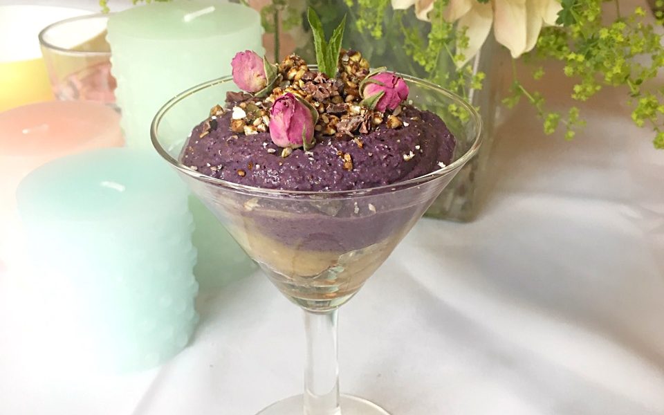 Eine nahrhafte vegane Frühstücksschüssel mit cremigen Blaubeeren und süßem Bananen-Zimt-Mash