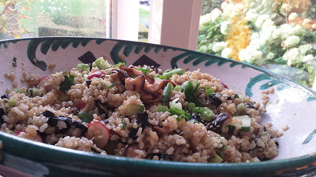 Eine farbenfrohe und nahrhafte vegane Sushi-Bowl mit Shiitake, Avocado und Nori