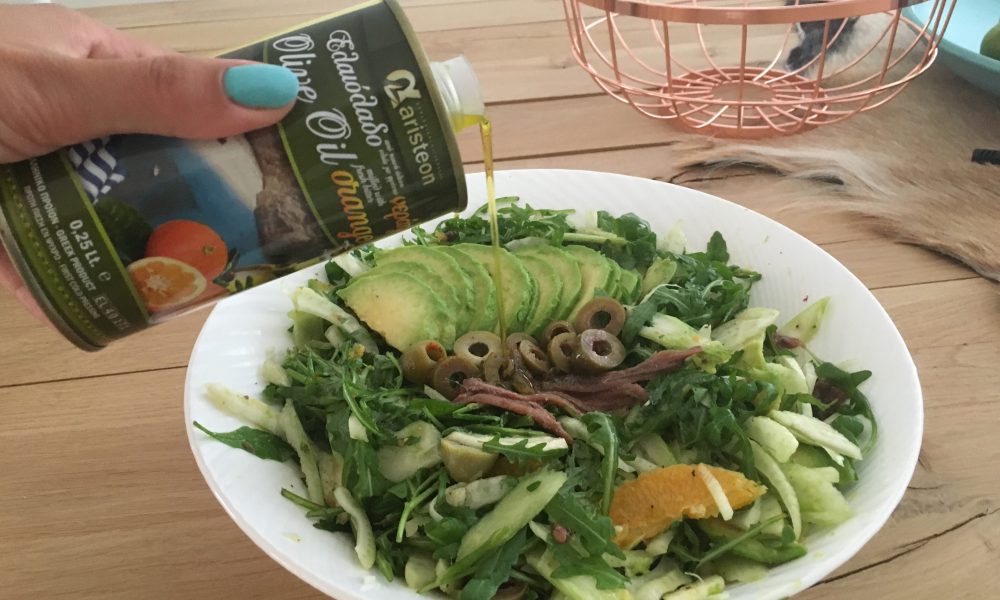 Frischer Salat mit Fenchel, Avocado und Orange
