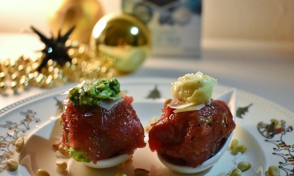 Eine elegante Amuse-Bouche mit Carpaccio, Salat und Trüffelmayonnaise
