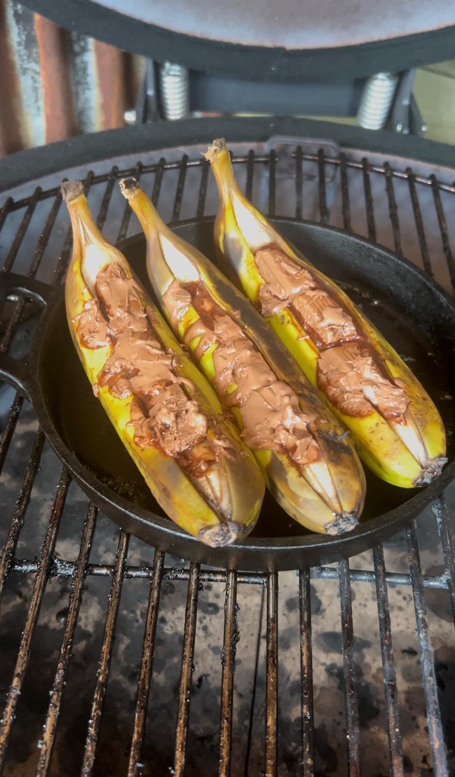 Das ultimative BBQ-Dessert: gegrillte Banane mit schmelzender Schokolade und einem ordentlichen Schuss Licor 43.