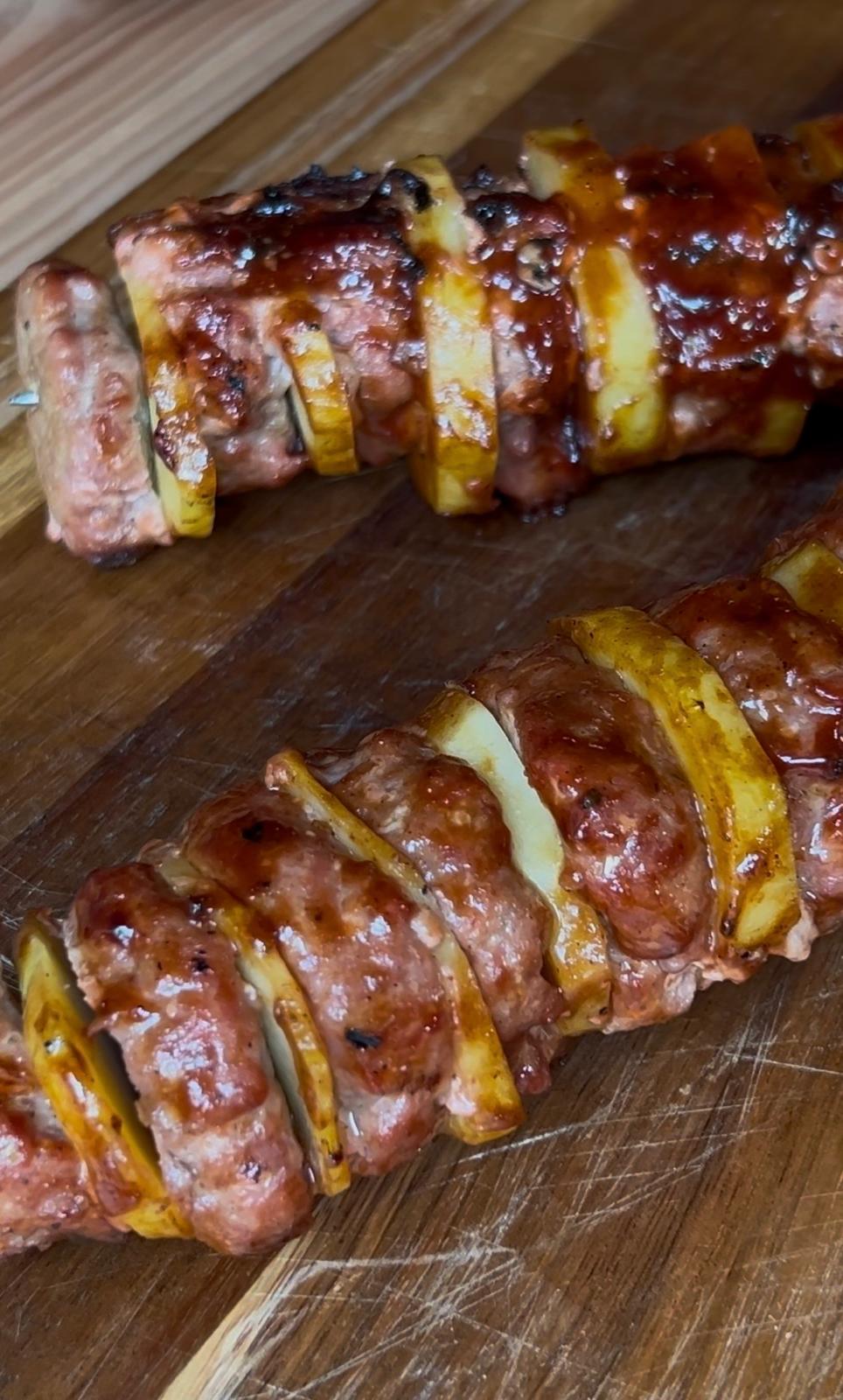 Knusprig außen, saftig innen und voller dieses unverzichtbaren Raucharomas.