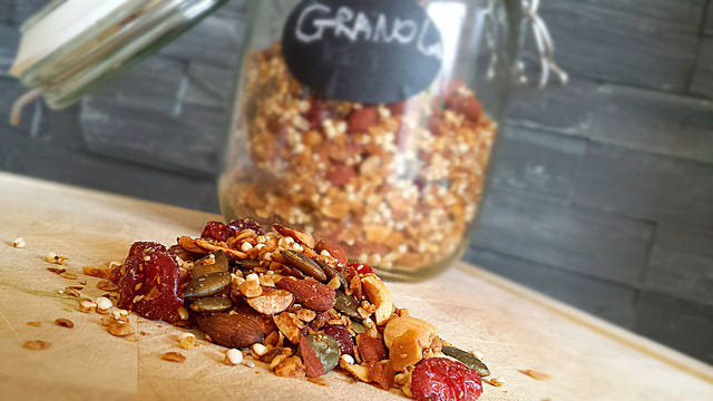 Knusprige, hausgemachte Granola mit Nüssen, Samen und einem Hauch Zimt