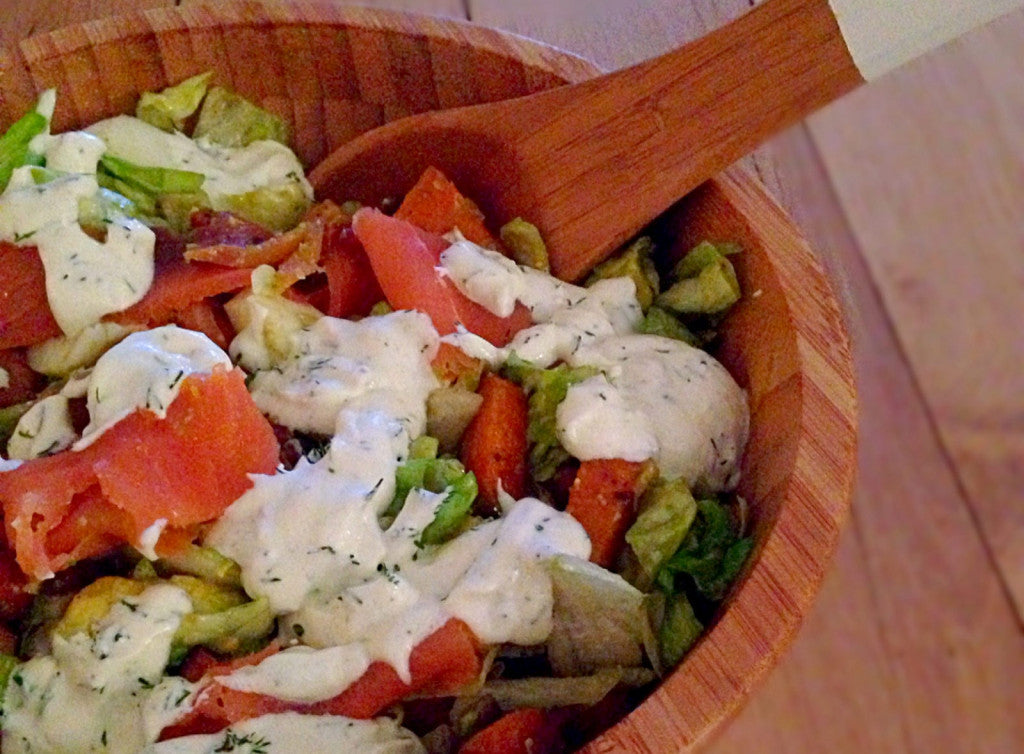 Ein farbenfroher Mahlzeitsalat mit einem cremigen Dressing