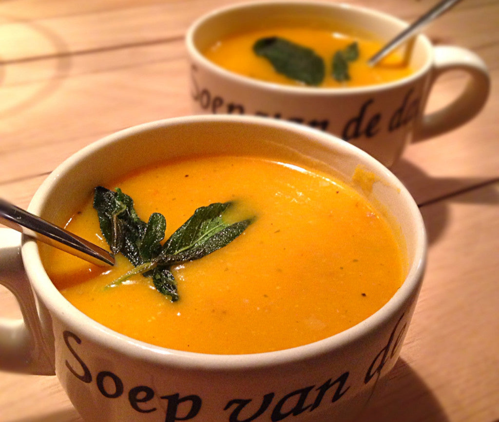 Cremige Kürbissuppe mit einer scharfen Note und knusprigem Salbei
