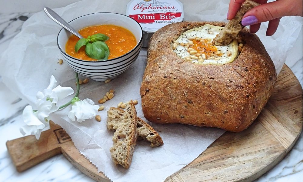 Schmelzender Ziegenkäse in knusprigem Brot mit süßem Aprikosenkompott