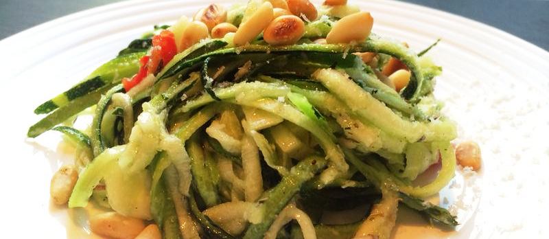 Frischer Zucchinisalat mit Zitrone, Knoblauch und Parmesan