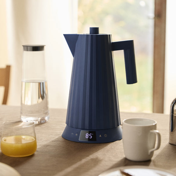 Alessi Wasserkocher Plissé mit Temperaturregelung Blau - 1.7 Liter - 1850 W - Michele De Lucchi - MDL21 DAZ