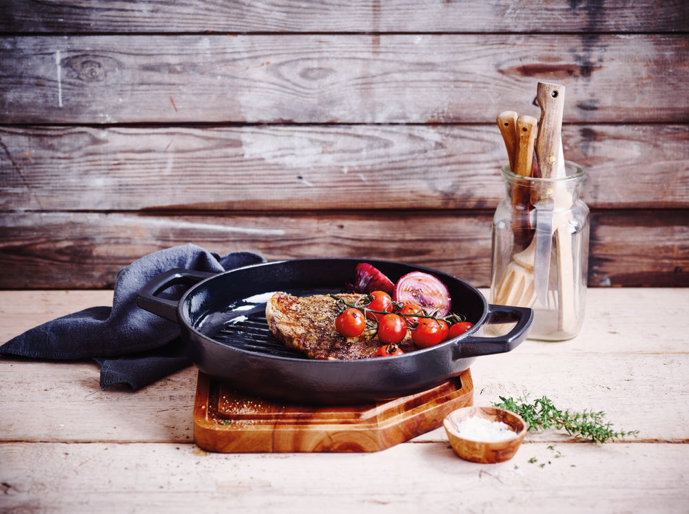Alva Grillpfanne / Grillplatte Nori ø 28 cm + Kostenlose Ledergriffe - für alle Herdarten geeignet - emaillierte Antihaftbeschichtung