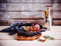 Alva Grillpfanne / Grillplatte Nori ø 28 cm + Kostenlose Ledergriffe - für alle Herdarten geeignet - emaillierte Antihaftbeschichtung