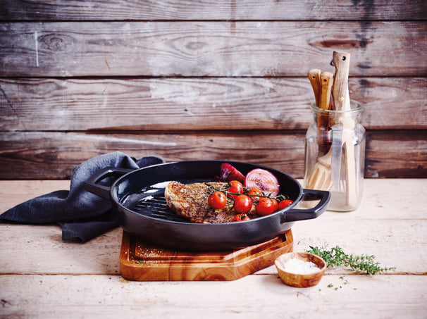 Alva Grillpfanne / Grillplatte Nori ø 28 cm + Kostenlose Ledergriffe - für alle Herdarten geeignet - emaillierte Antihaftbeschichtung