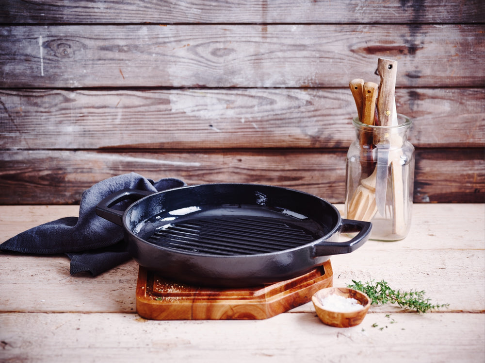 Alva Grillpfanne / Grillplatte Nori ø 28 cm + Kostenlose Ledergriffe - für alle Herdarten geeignet - emaillierte Antihaftbeschichtung