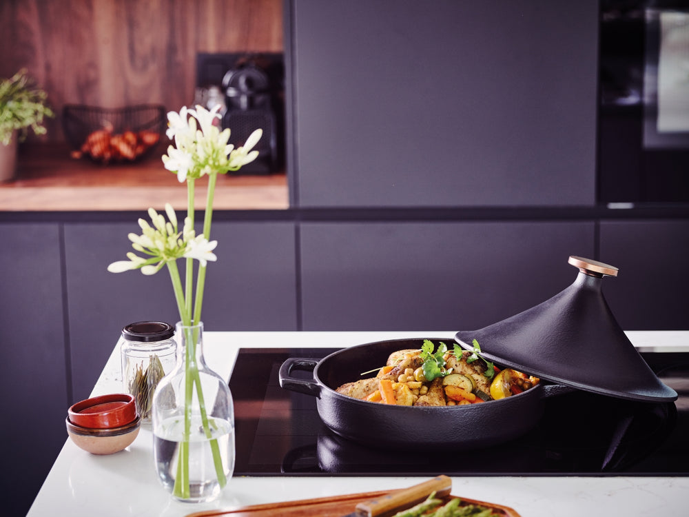 Alva Tagine - Nori - Gusseisen ø 28 cm - 3 Liter - emaillierte Antihaftbeschichtung + Gratis Ledergriffe