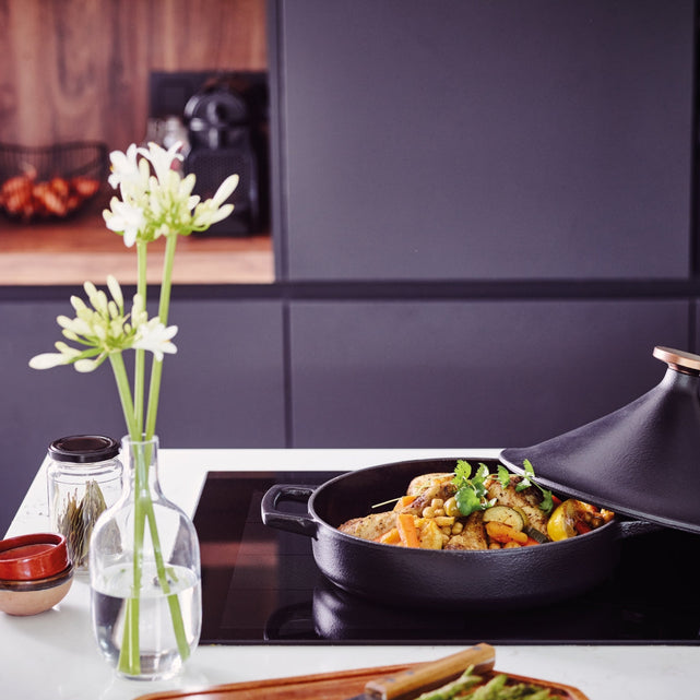 Welche Stufe und welche Kochzone wählt man für eine Tajine auf Induktion?