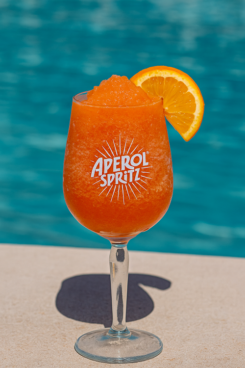 Beginne deinen Sommer mit einer eiskalten und erfrischenden Aperol Slush!