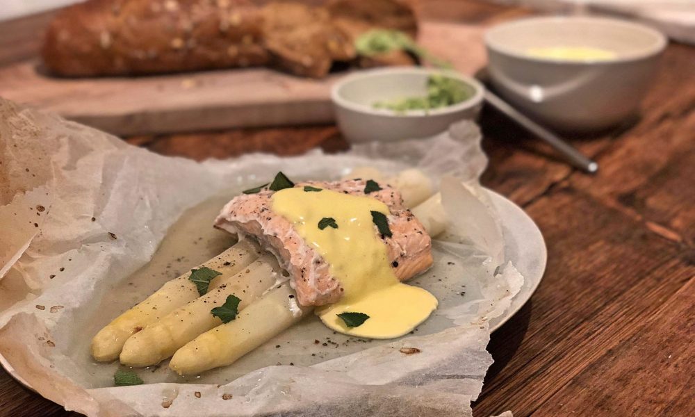 Eleganter Spargel und Lachs aus dem Ofen mit einer cremigen hausgemachten Sauce Hollandaise