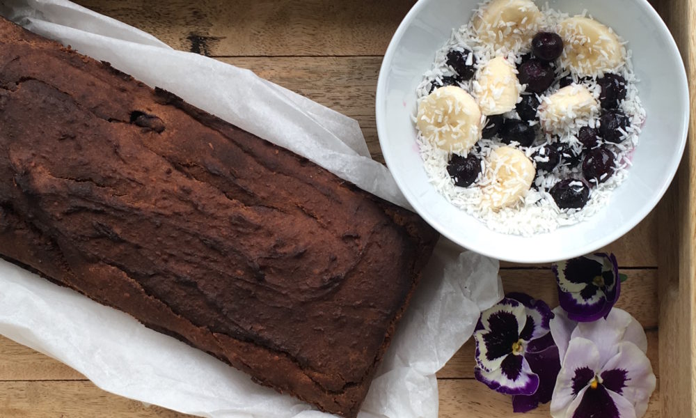 Glutenfreies Bananenbrot mit Datteln und Blaubeeren