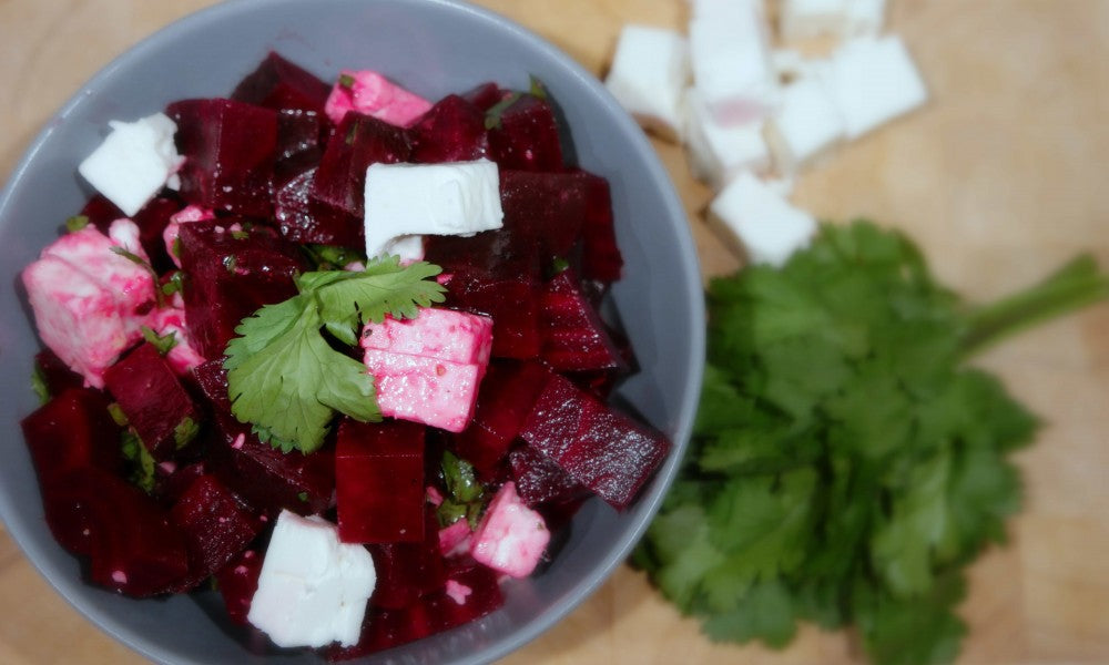 Frischer Salat mit Roter Bete, Feta und Koriander