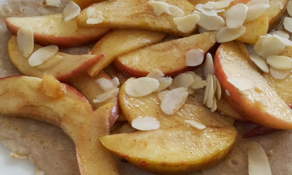 Luftige Buchweizencrêpes mit karamellisierten Äpfeln und Mandeln