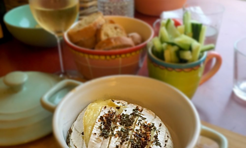 Schmelzender Camembert mit frischem Gemüse und knusprigem Brot
