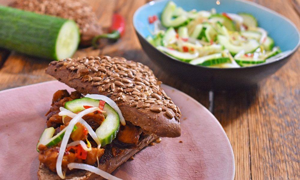 Pulled Chicken mit würziger Sauce und frischem eingelegtem Gemüse