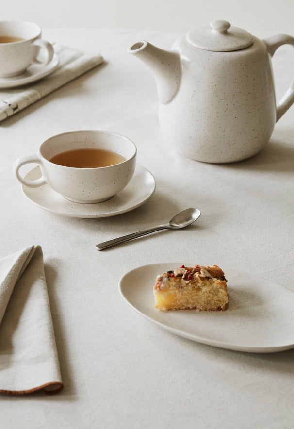 Broste Copenhagen Teeset Nordic Vanilla 7-teilig / 2 Personen - 1 Teekanne, 2 ovaler Teller und 2 Tasse mit Untertasse