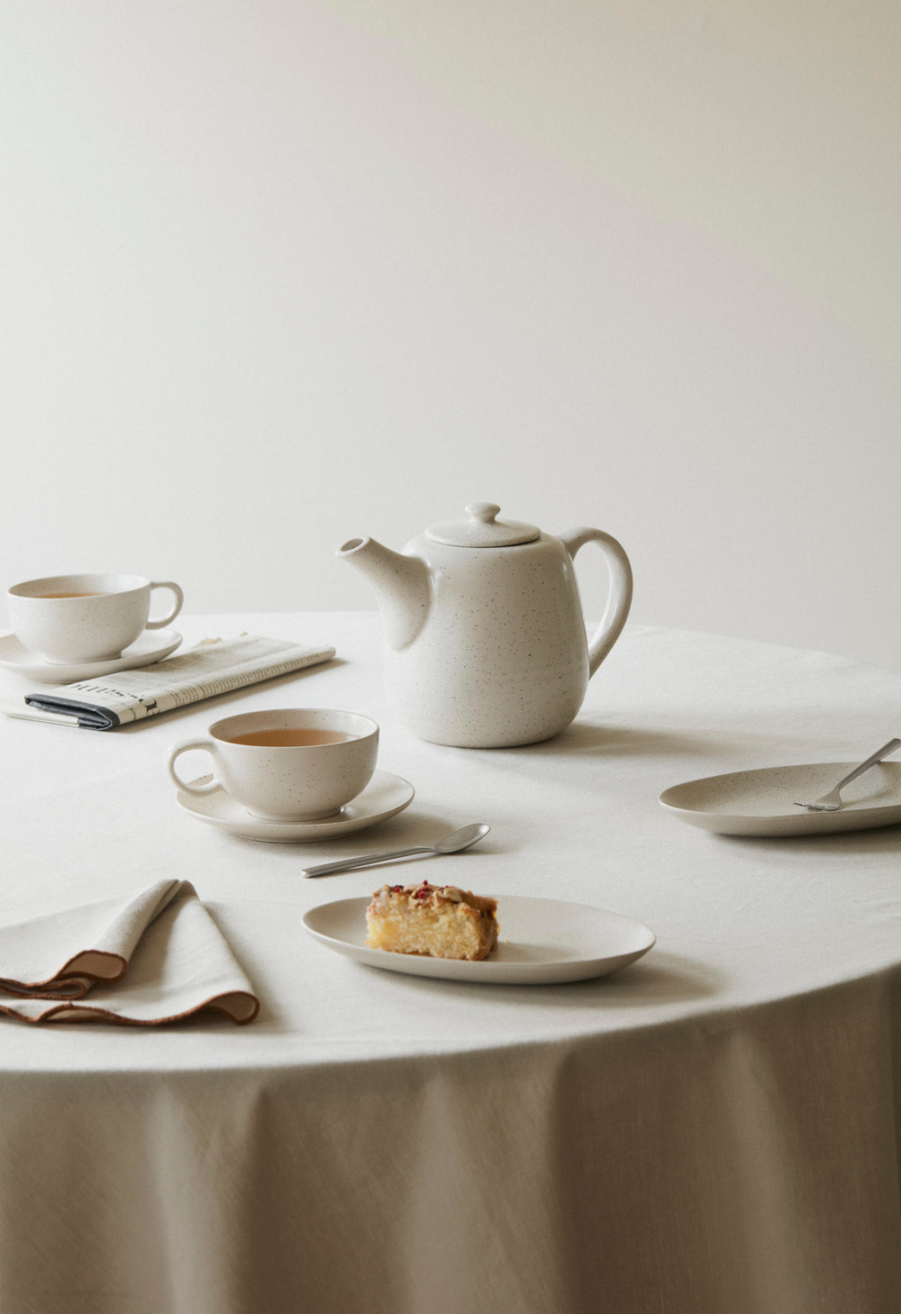 Broste Copenhagen Teeset Nordic Vanilla 7-teilig / 2 Personen - 1 Teekanne, 2 ovaler Teller und 2 Tasse mit Untertasse
