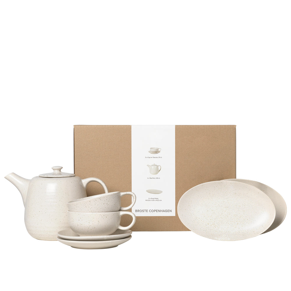 Broste Copenhagen Teeset Nordic Vanilla 7-teilig / 2 Personen - 1 Teekanne, 2 ovaler Teller und 2 Tasse mit Untertasse