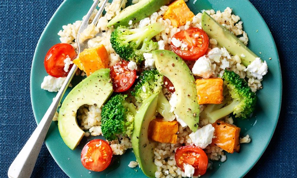 Eine nahrhafte Mahlzeit mit gerösteter Süßkartoffel, Bulgur und cremiger Avocado