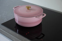 Combekk Braadpan met deksel Gietijzer Pink ø 24 cm / 3.8 Liter - sfeerbeeld 3