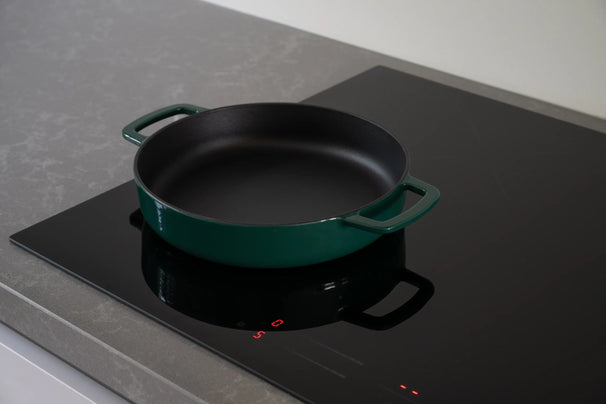 Combekk Bratpfanne mit 2 Griffen Gusseisen Holly Green ø 24 cm - emaillierte Antihaftbeschichtung