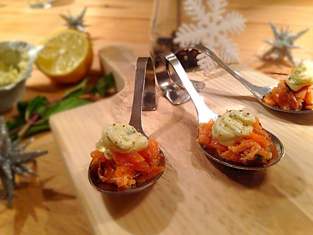 Ein eleganter Party-Happen mit geräuchertem Lachs und cremigem Kräuterkäse