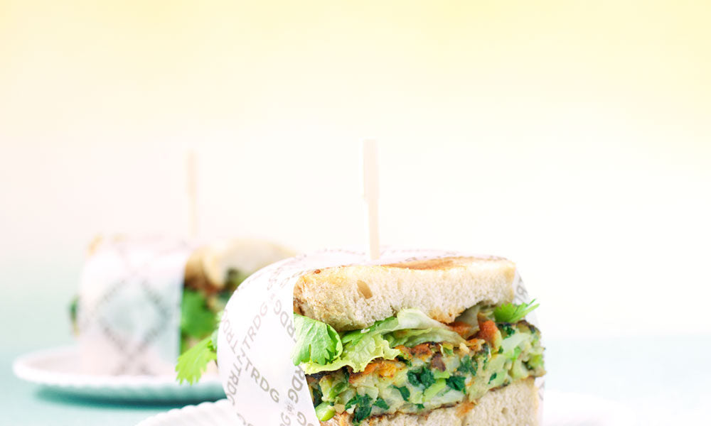 Ein geschmackvoller vegetarischer Burger mit Saubohnen, Spinat und Koriander
