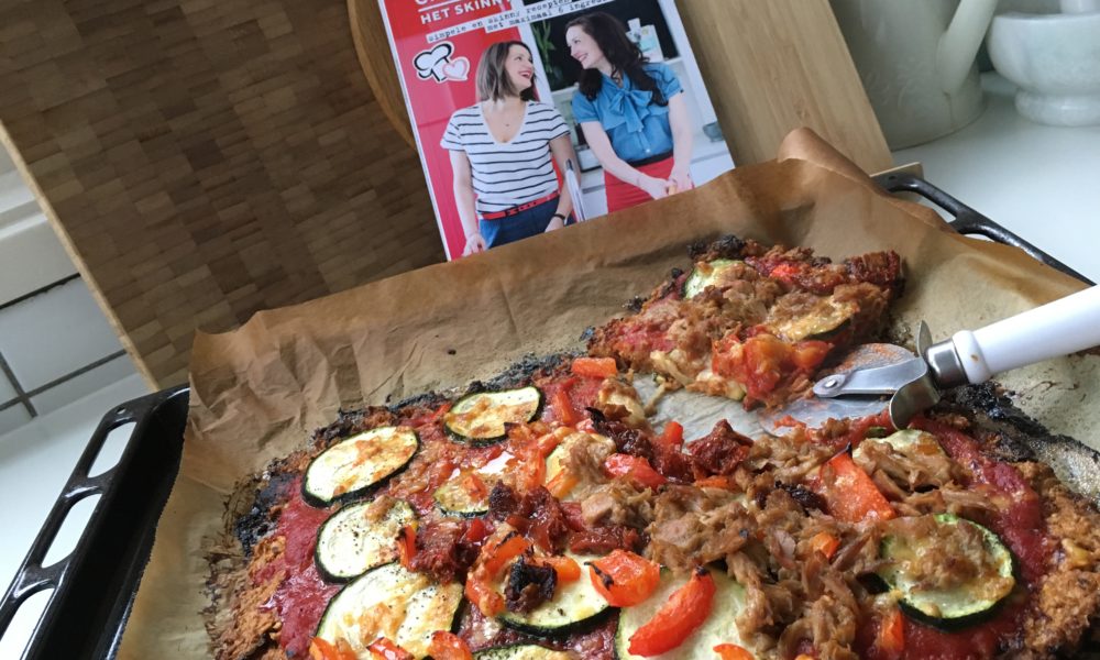 Ein gesunder Pizzaboden aus Haferflocken mit Thunfisch und frischem Gemüse