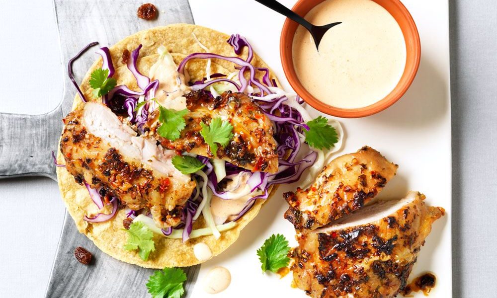 Würzig marinierte Hähnchenstücke in knusprigen Tortillas mit selbstgemachtem Coleslaw