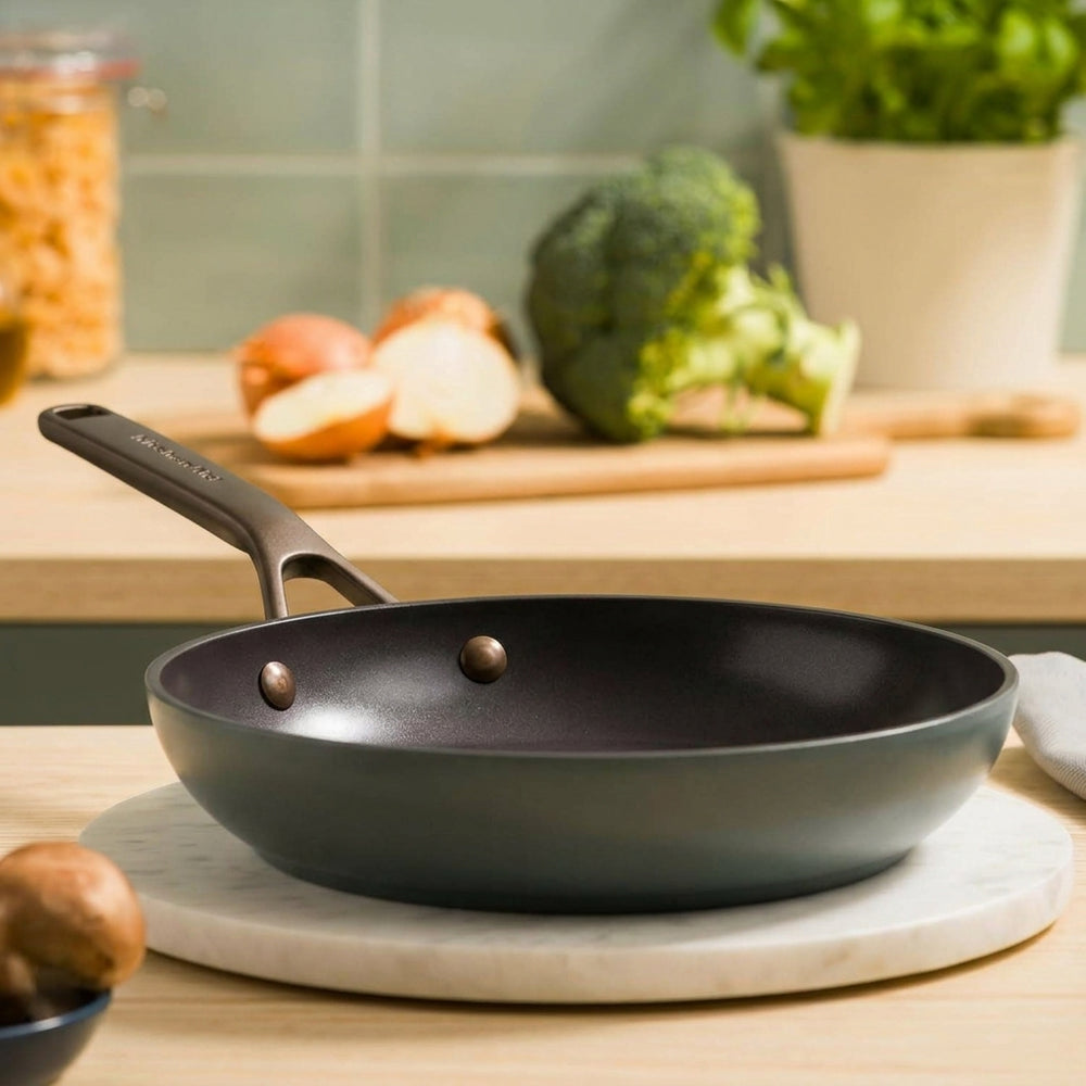 KitchenAid Koekenpan Advanced Juniper Black ø 20 cm - sfeerbeeld 1
