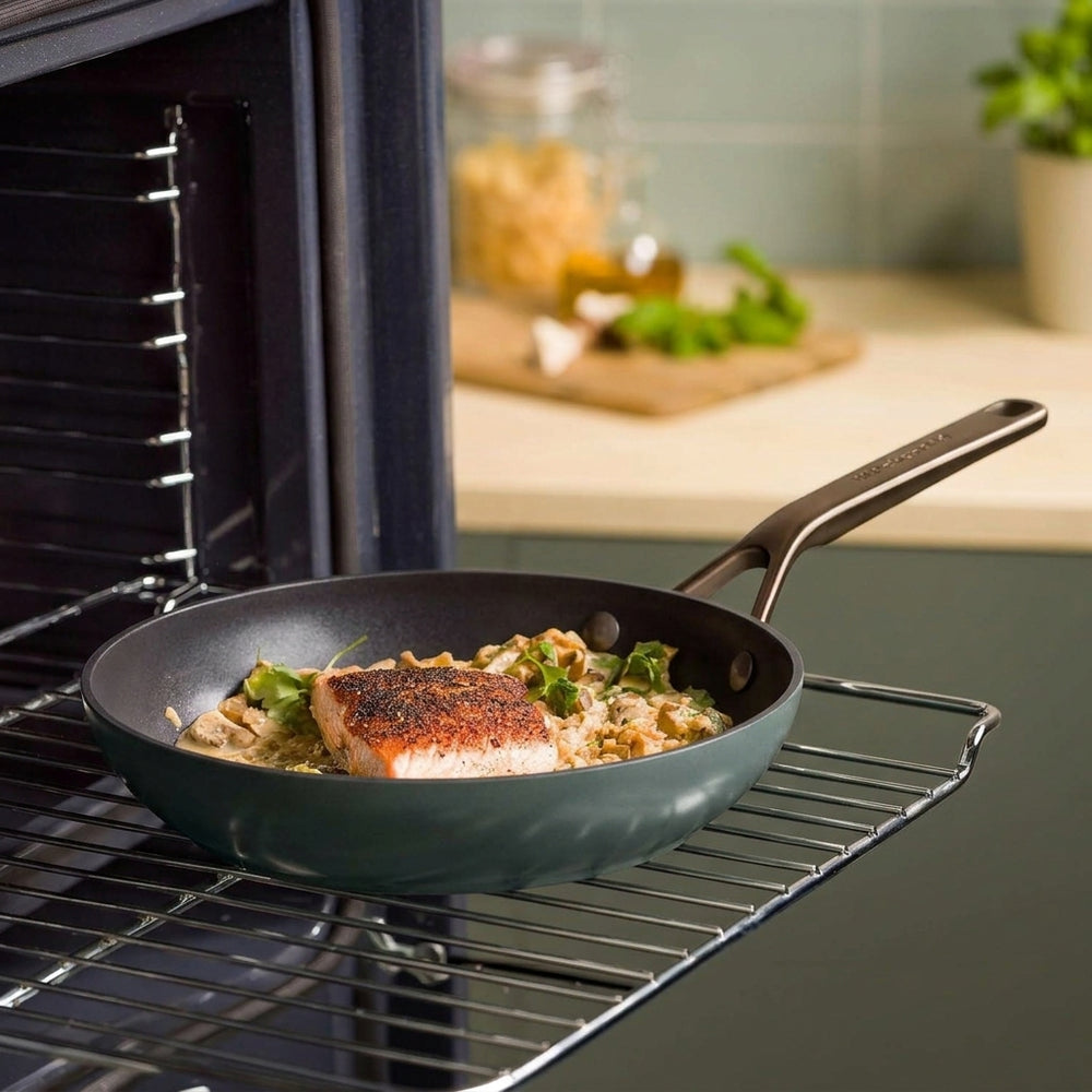 KitchenAid Koekenpan Advanced Juniper Black ø 20 cm - sfeerbeeld 4