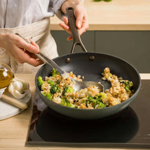 KitchenAid Koekenpan Advanced Juniper Black ø 28 cm - sfeerbeeld 3