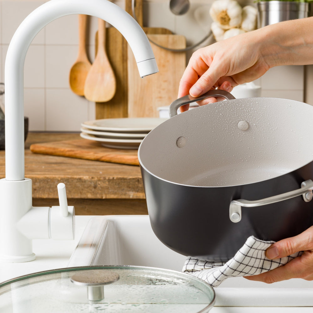 KitchenAid Kookpan Aluminium Mat Zwart ø 20 cm / 3.1 Liter - sfeerbeeld 2