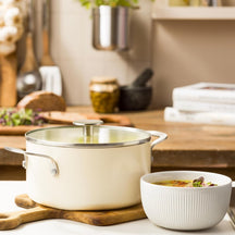 KitchenAid Kookpan Aluminium Almond Cream ø 24 cm / 4.9 Liter - sfeerbeeld 5