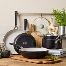 KitchenAid Pannenset Aluminium Mat Zwart 4-delig - Koekenpan ø 24 & 28 cm, Kookpan ø 20 & 24 cm - sfeerbeeld 1