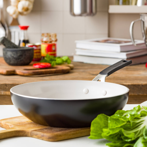 KitchenAid Wokpfanne Aluminium Matt Schwarz ø 28 cm / 3,7 Liter - keramische Antihaftbeschichtung