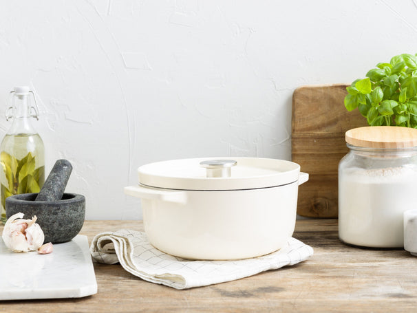 KitchenAid Bräter Gusseisen Cream ø 22 cm / 3,3 Liter - emaillierte Antihaftbeschichtung