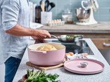 KitchenAid Braadpan Gietijzer Dried Rose ø 22 cm / 3.3 Liter - sfeerbeeld 4