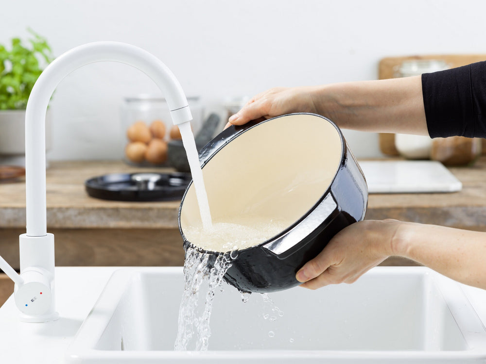 KitchenAid Braadpan Gietijzer Onyx Black ø 22 cm / 3.3 Liter - sfeerbeeld 7